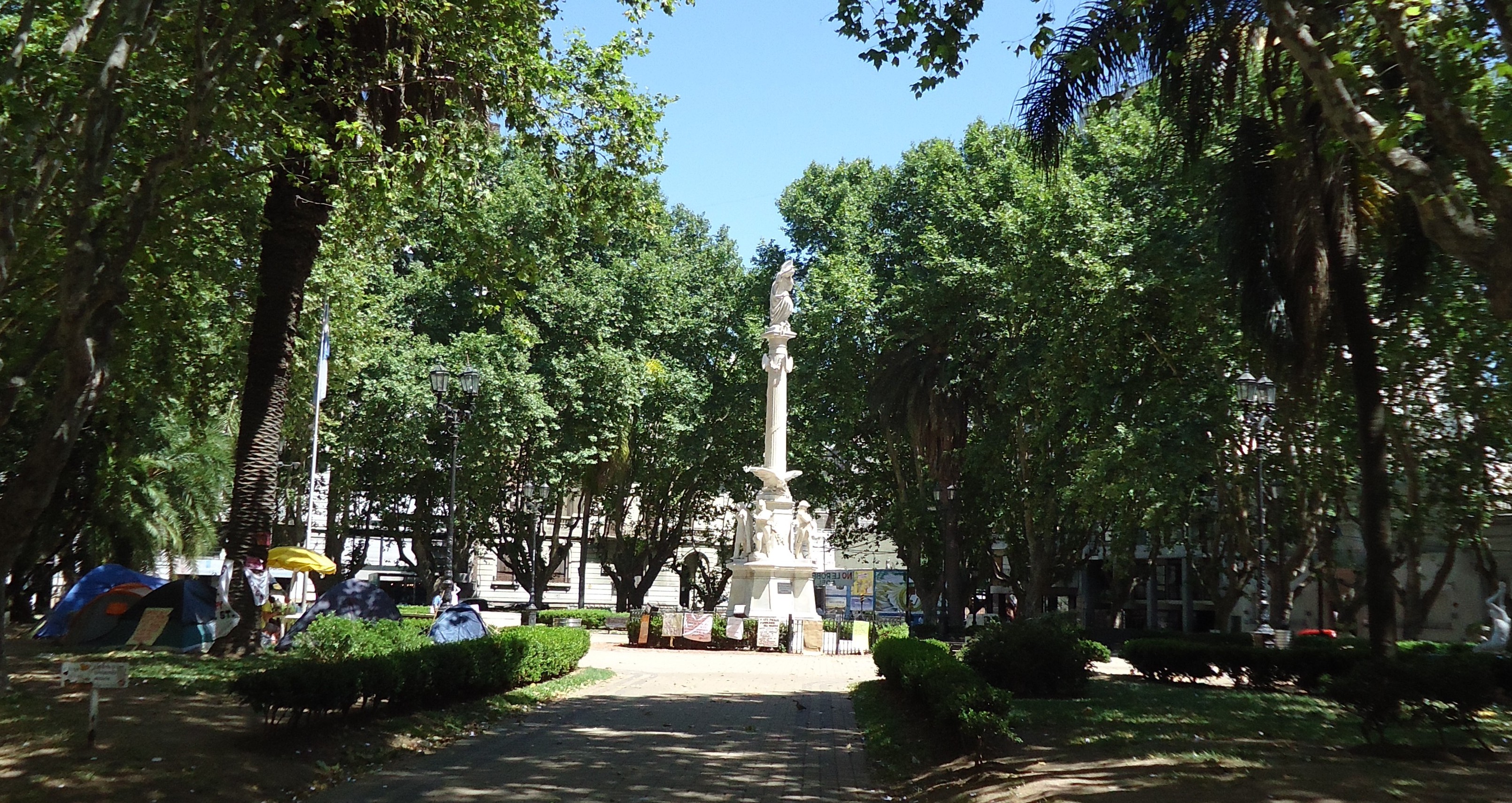 A walk around the 25 de Mayo Square